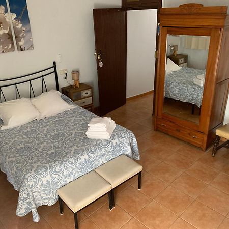 Fonda La Plaza Hotel Валдеробрес Екстериор снимка